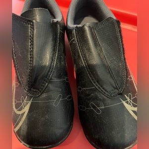 Nike Mercurial Soccer Cleats for boys, black and easy to get on/off with velcro